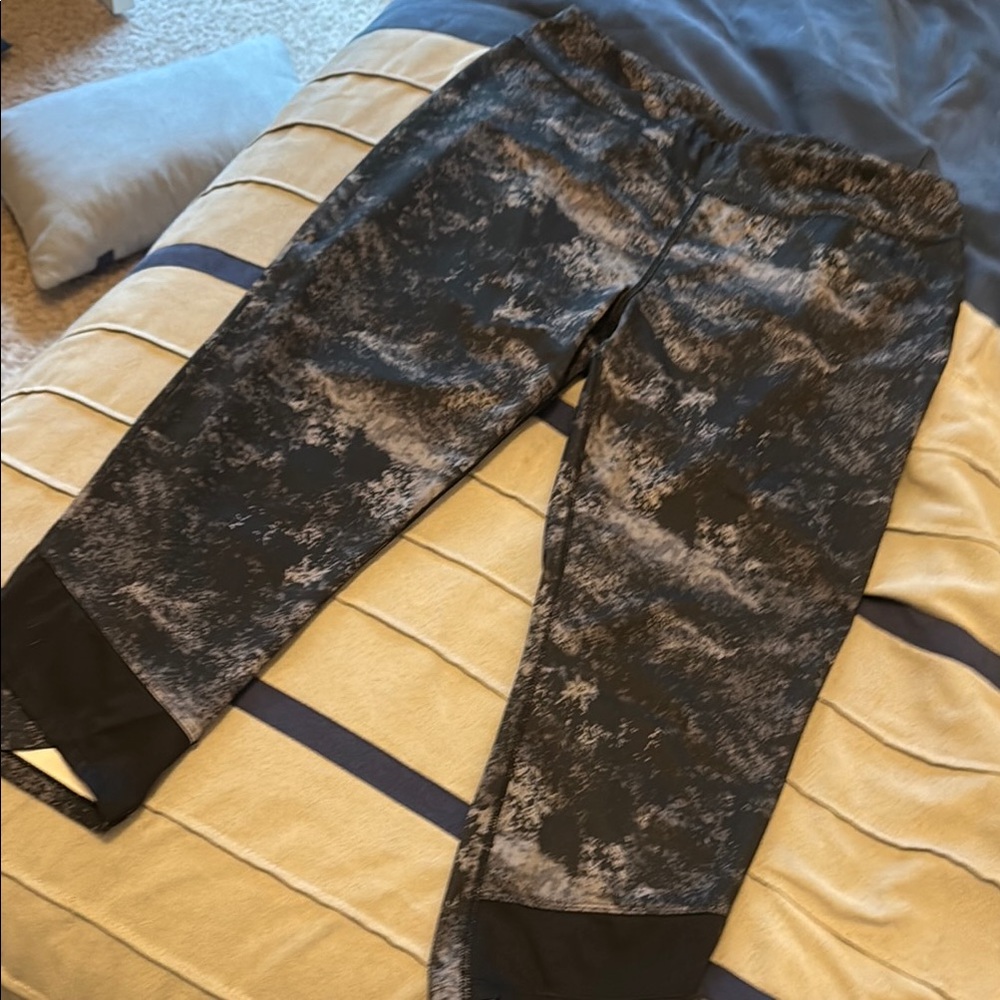 Neiman Marcus Marbled Black and Gray capris Leggings